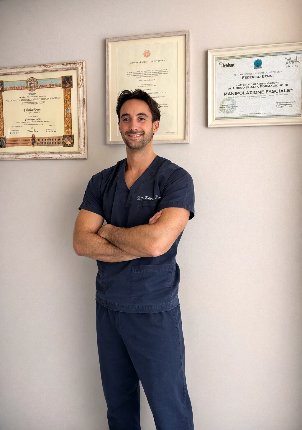 Dott. Federico Benni, fisioterapista a Bologna, nel suo studio presso il Poliambulatorio MG